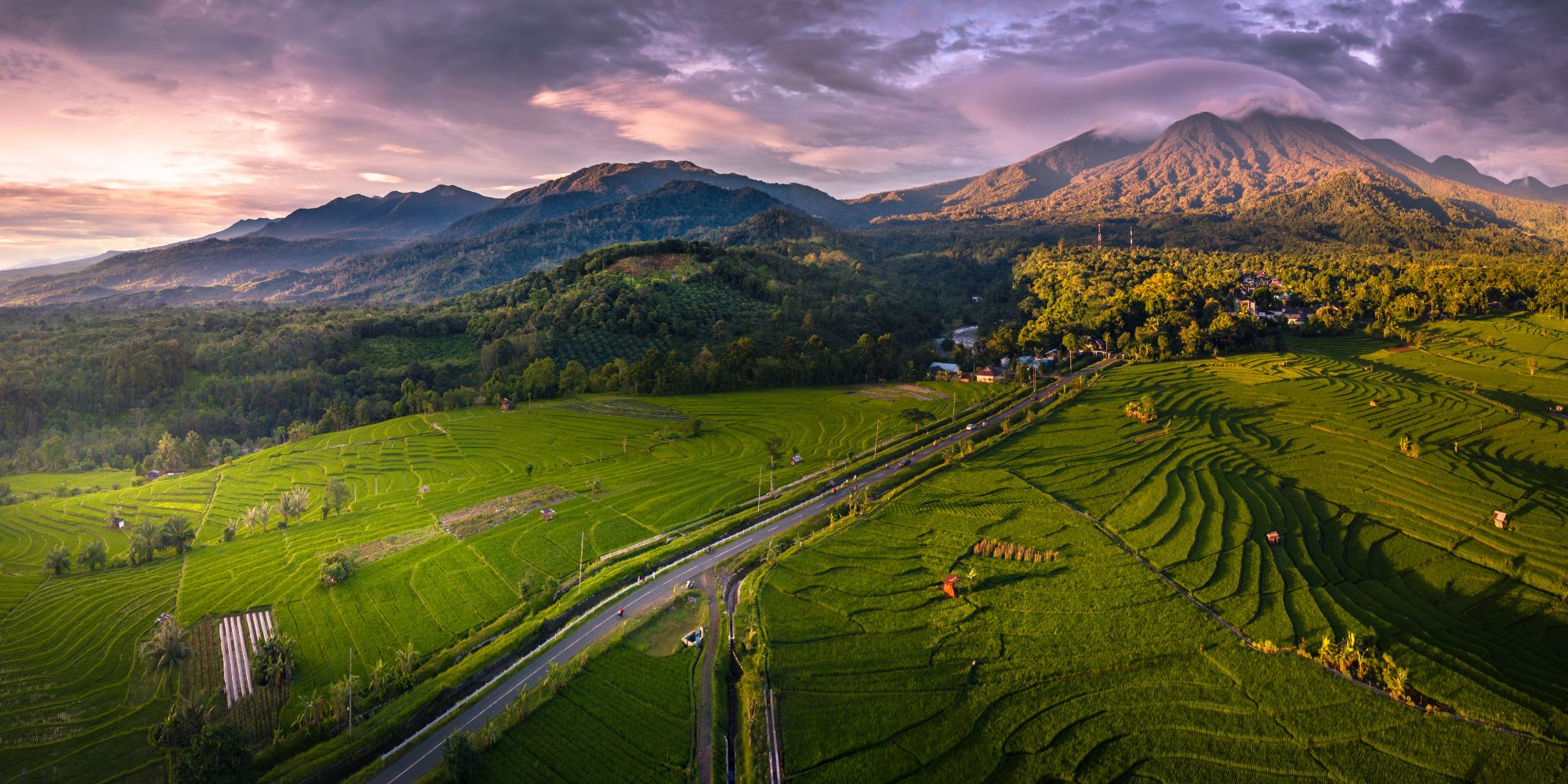 Dron w locie nad Ochotnicą